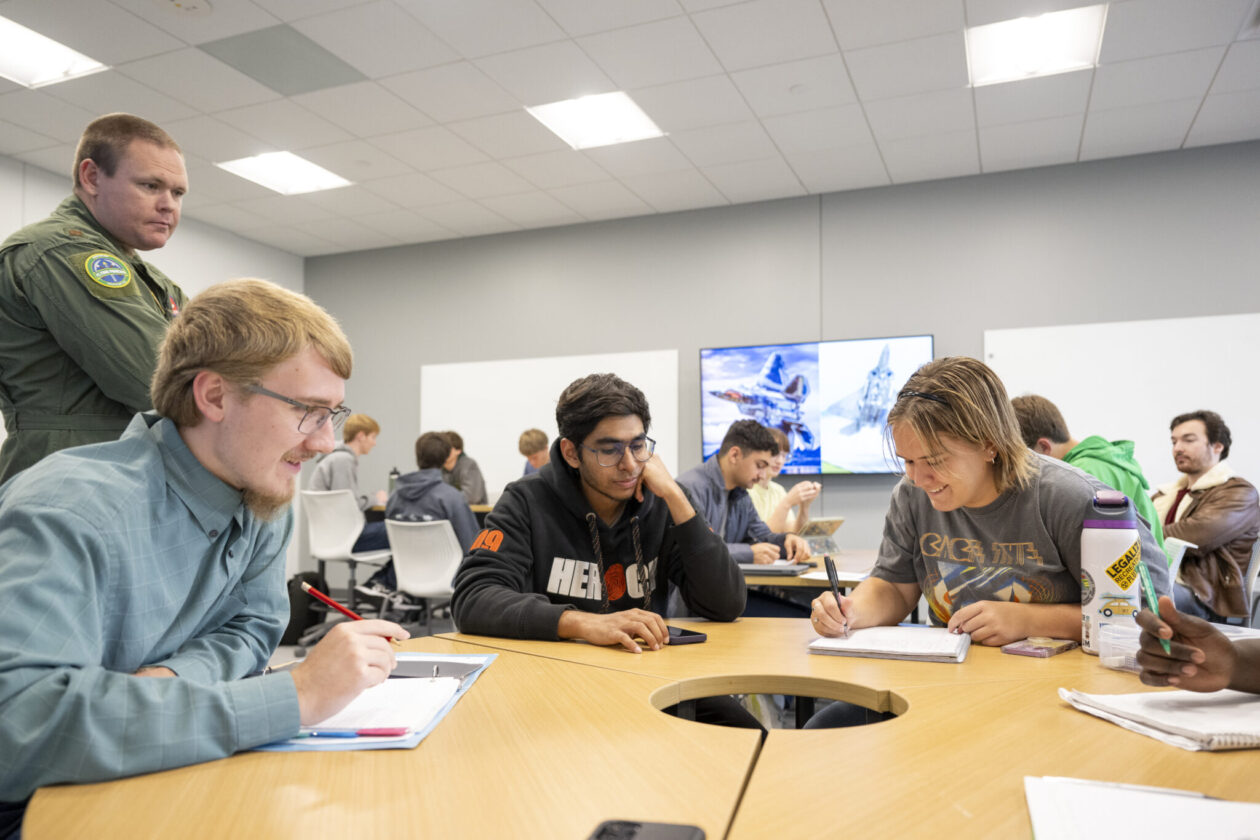 Maj. Jesse Evans, far left, assistant professor of ROTC aerospace studies at S&T, discusses a Kern Entrepreneurial Engineering Network concept with a group of FE 1100 students. Photo by Michael Pierce/Missouri S&T